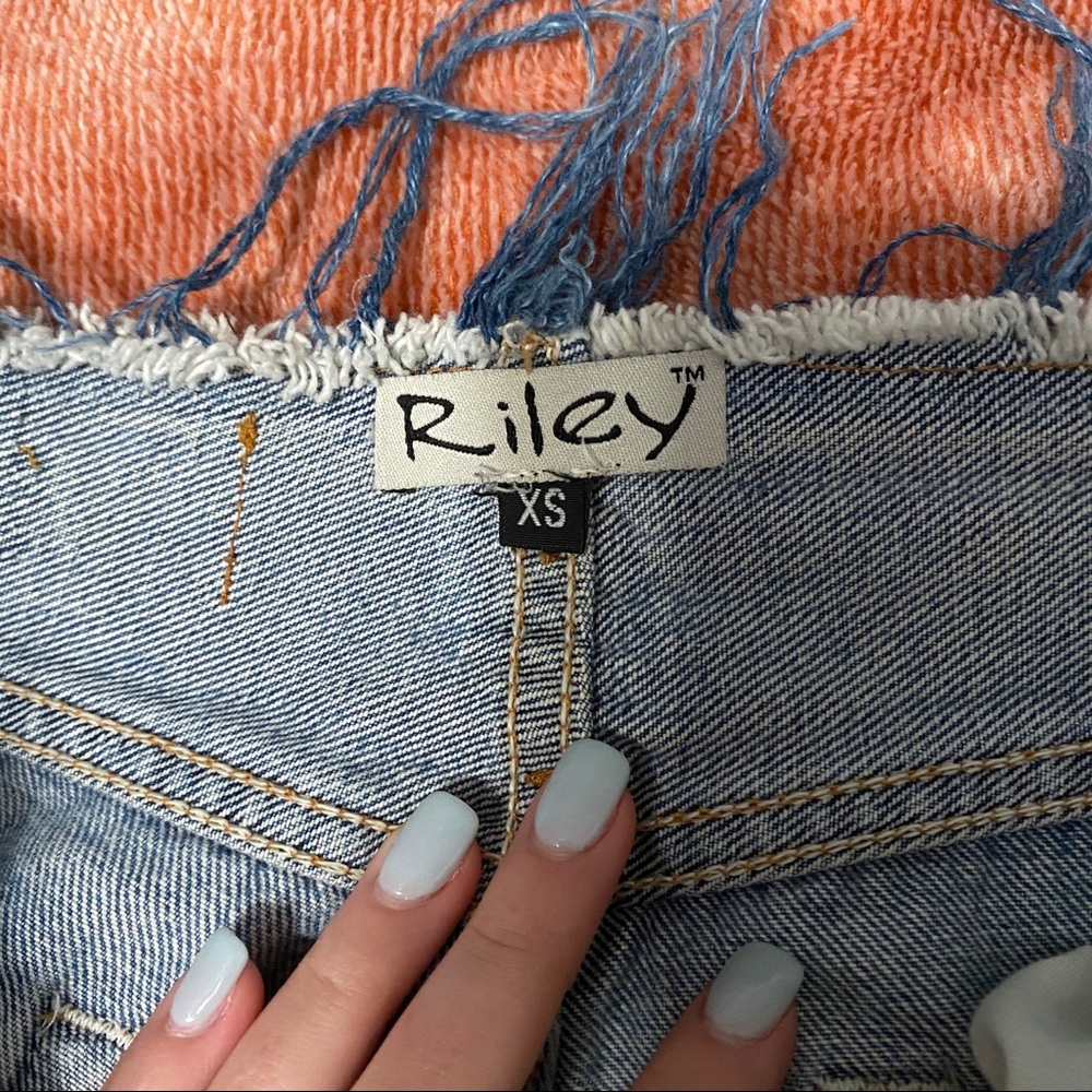 Distressed Mid Rise Jeans - Picture 4 of 5